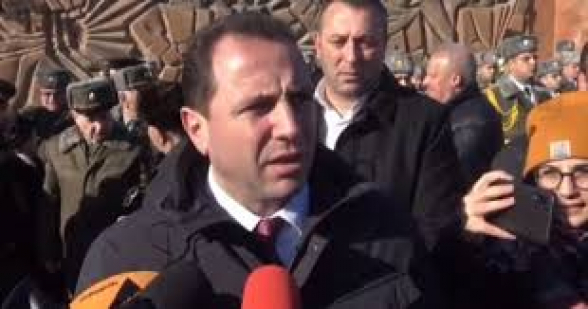 Հրազենային վիրավորում ստացած զինծառայողներից մեկը կյանքի հետ անհամատեղելի վիրավորում ունի. բժիշկները պայքարում են նրա կյանքի համար. Դավիթ Տոնոյան (տեսանյութ)